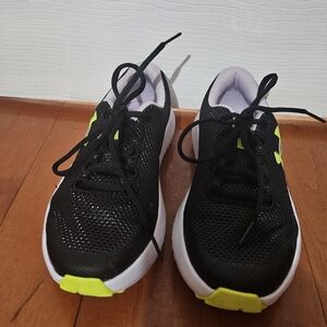 Under Armour UA GGA Surge 4 Kids Shoe Sz 4.5 Running Black White Lace-Up Sneaker